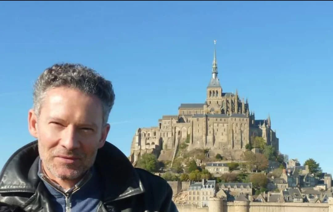 photo de M Noro avec Mont St Michel au fond 