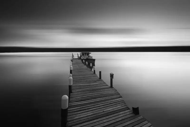 ponton bois sur la mer - photo en noir et blanc
